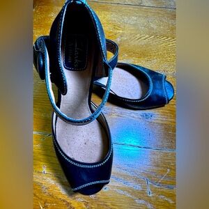 Clarks Artisan Black Ankle Strap Sandals
Adorable shoe with button strap. 
8M